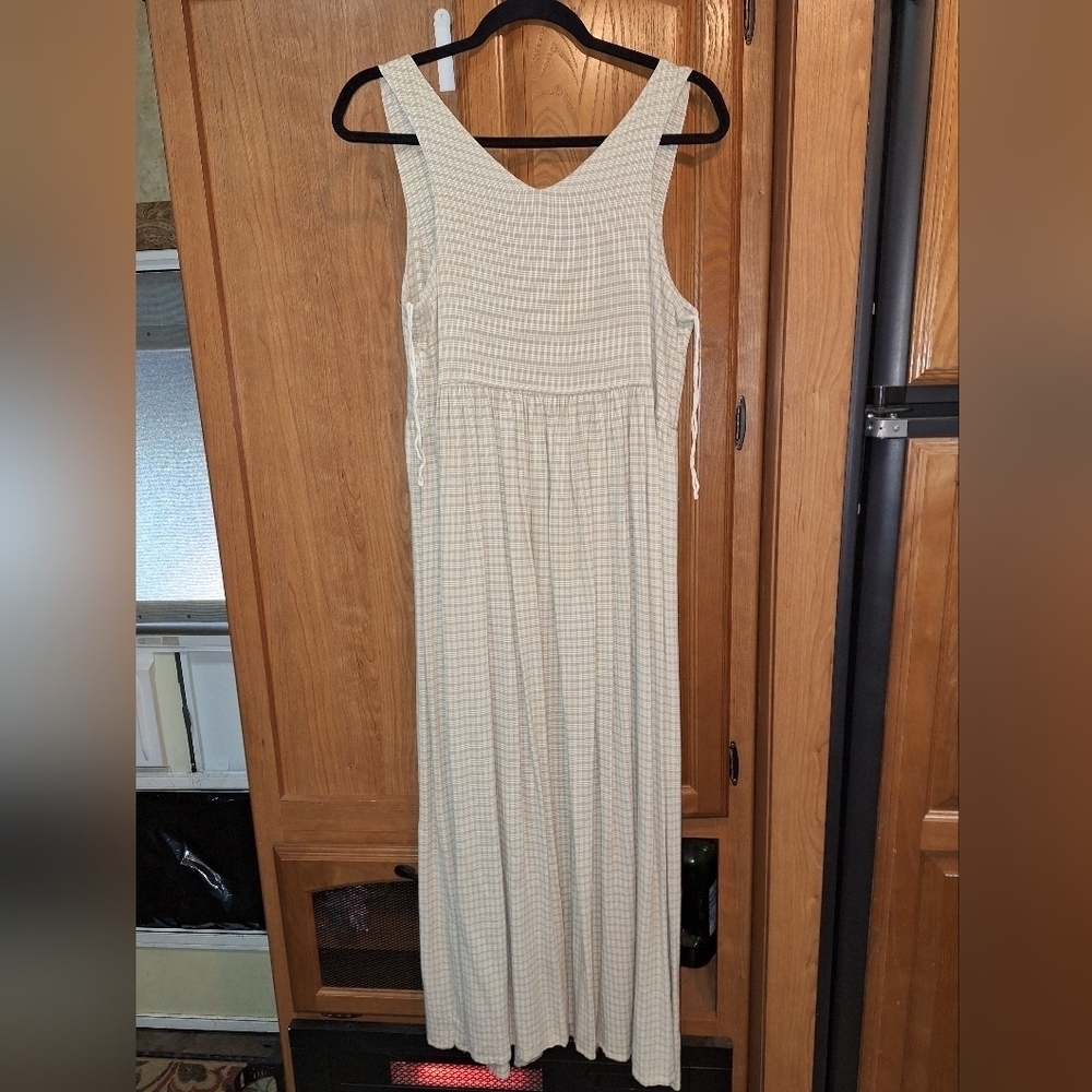 A Boulevard De Paris sleeveless maxi dress in a size 14. - Picture 2 of 3